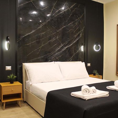 Blackwoody Contemporary Rooms - Napoli Centro Storico Via Toledo Екстериор снимка