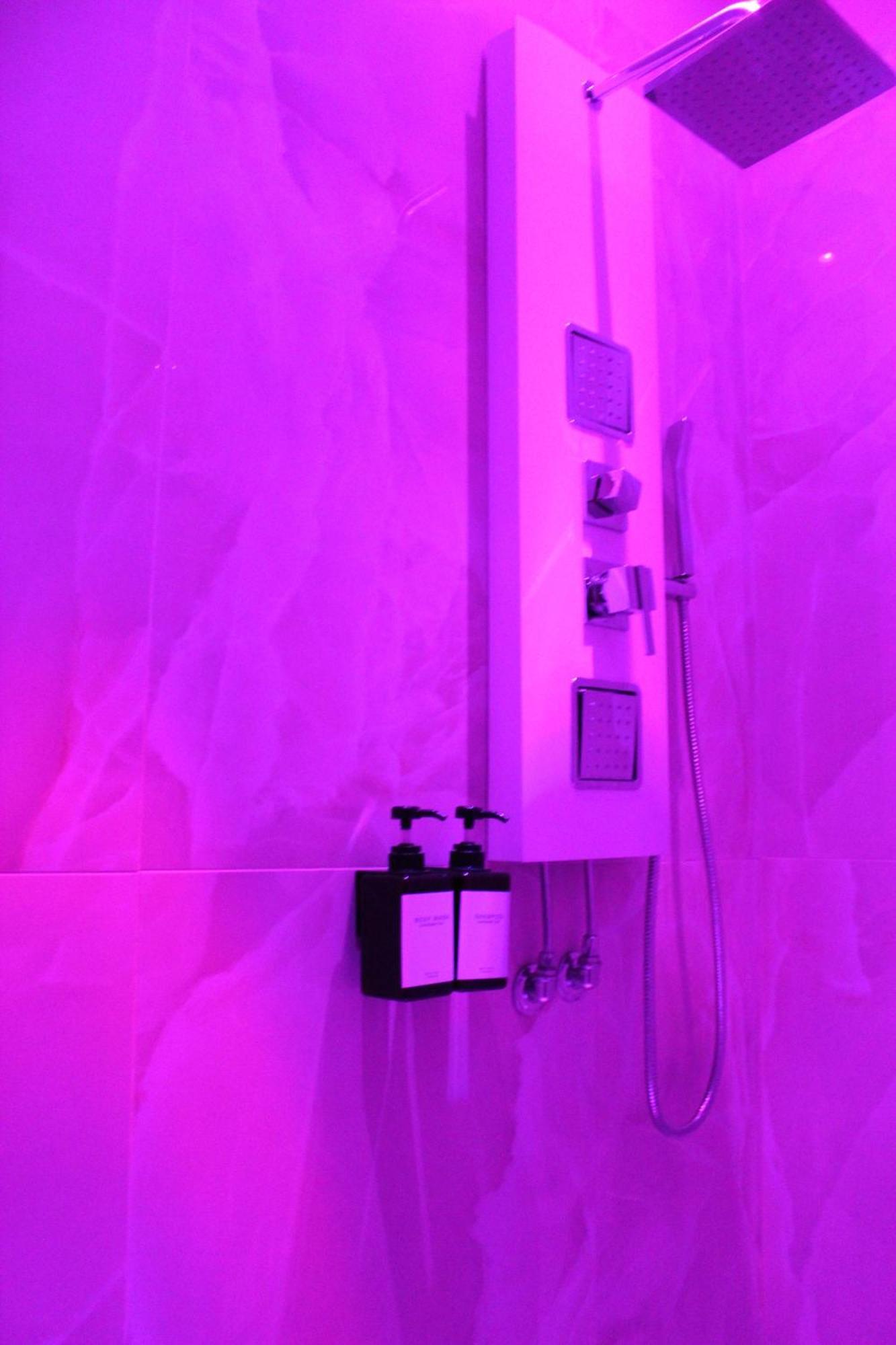 Blackwoody Contemporary Rooms - Napoli Centro Storico Via Toledo Екстериор снимка