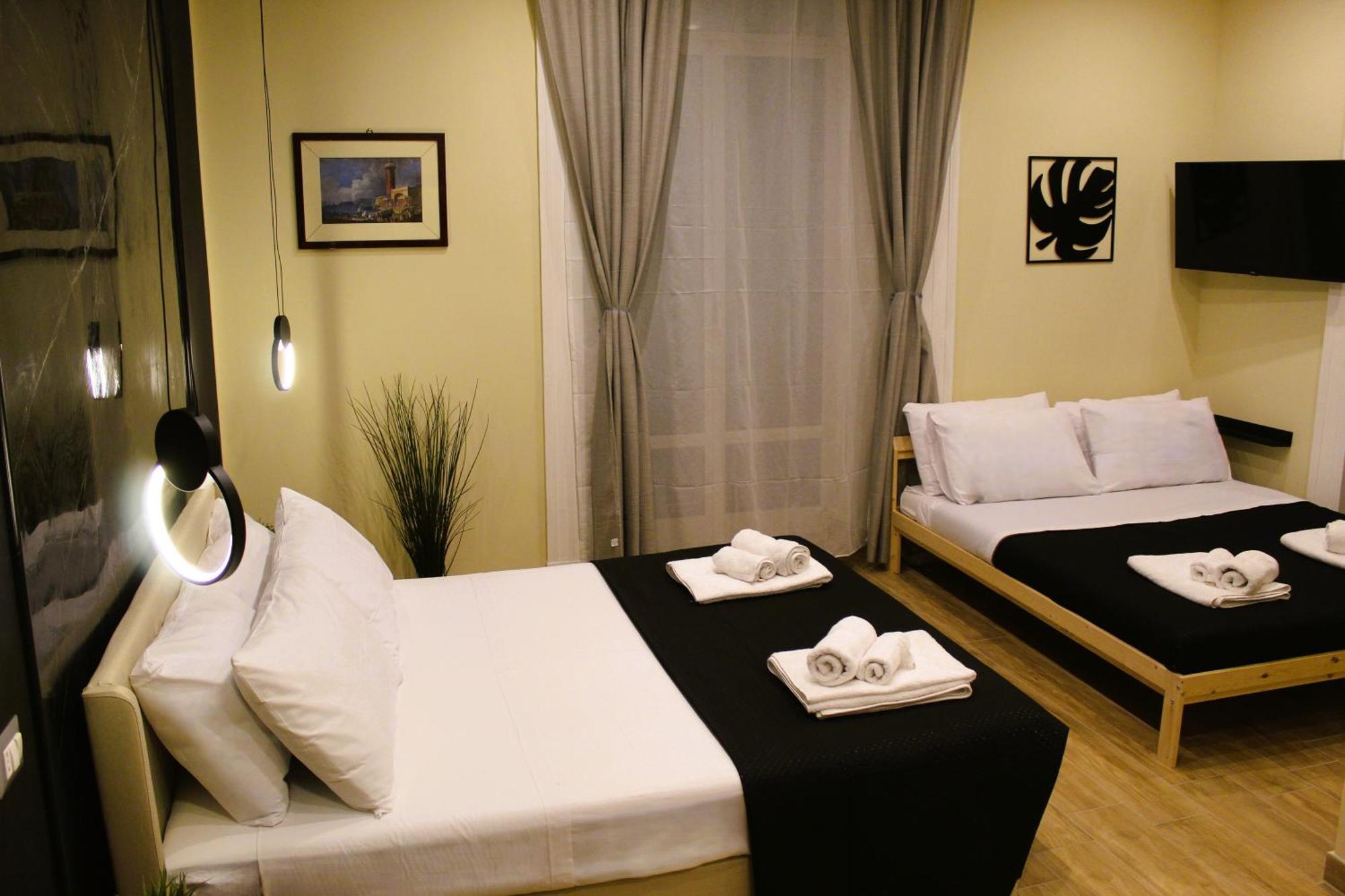Blackwoody Contemporary Rooms - Napoli Centro Storico Via Toledo Екстериор снимка
