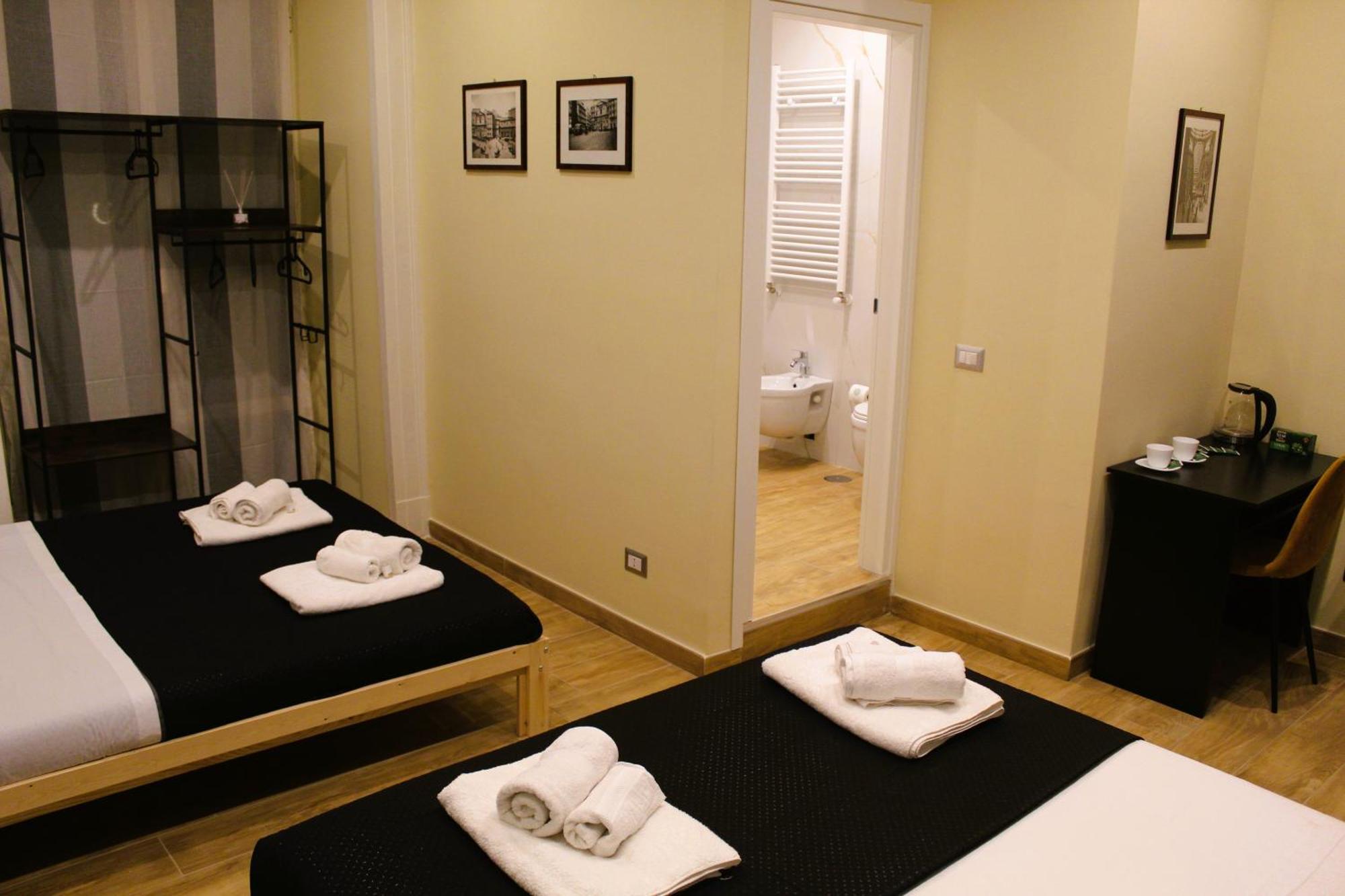 Blackwoody Contemporary Rooms - Napoli Centro Storico Via Toledo Екстериор снимка