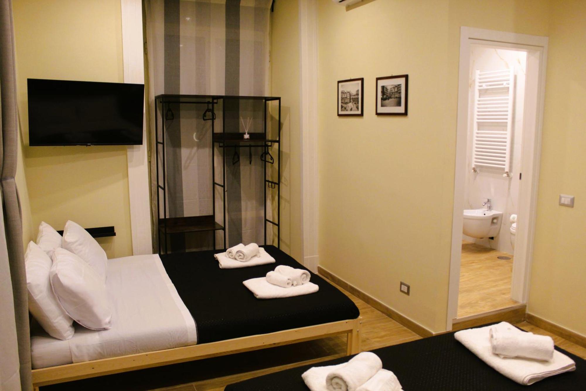 Blackwoody Contemporary Rooms - Napoli Centro Storico Via Toledo Екстериор снимка