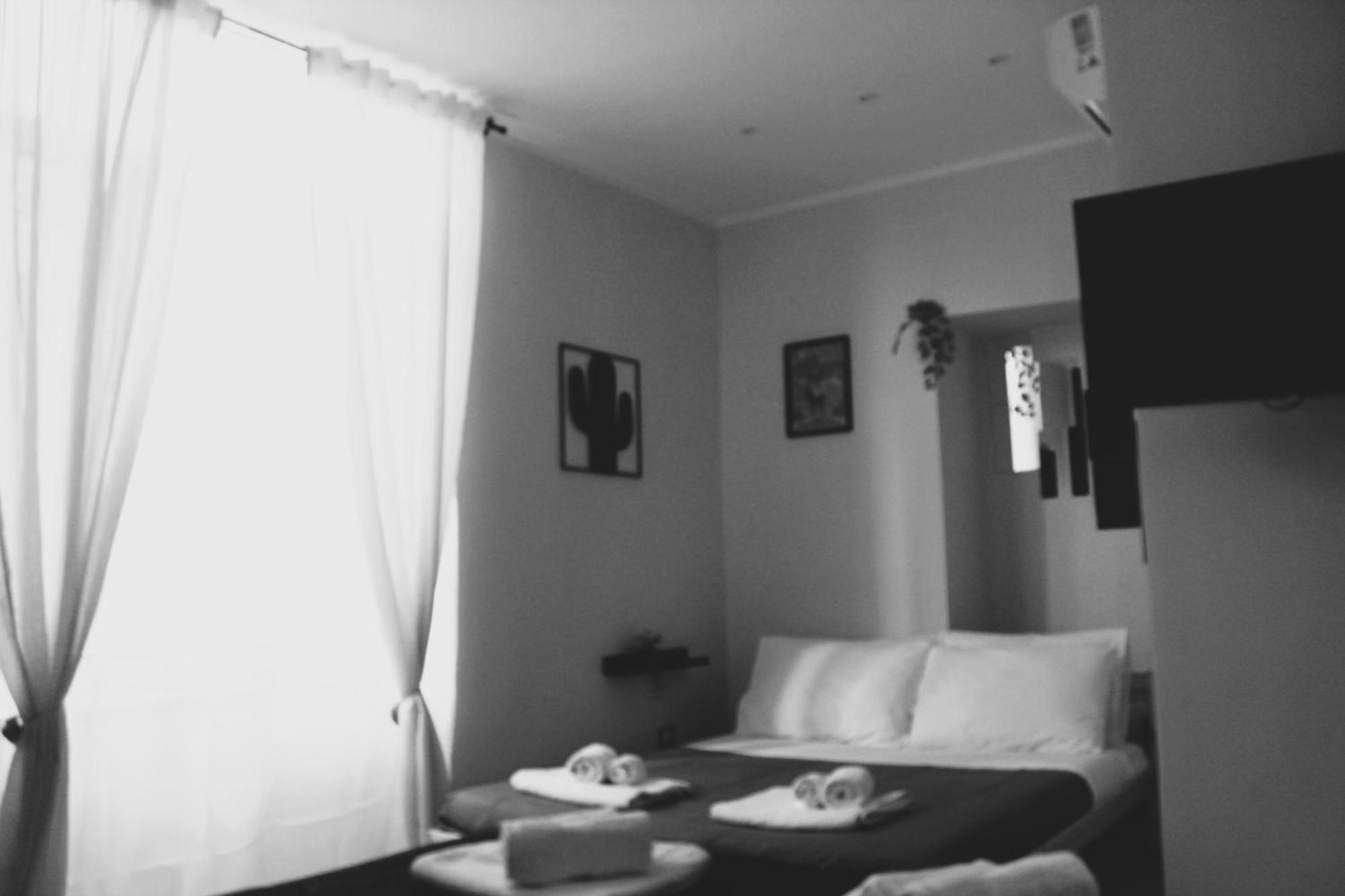 Blackwoody Contemporary Rooms - Napoli Centro Storico Via Toledo Екстериор снимка