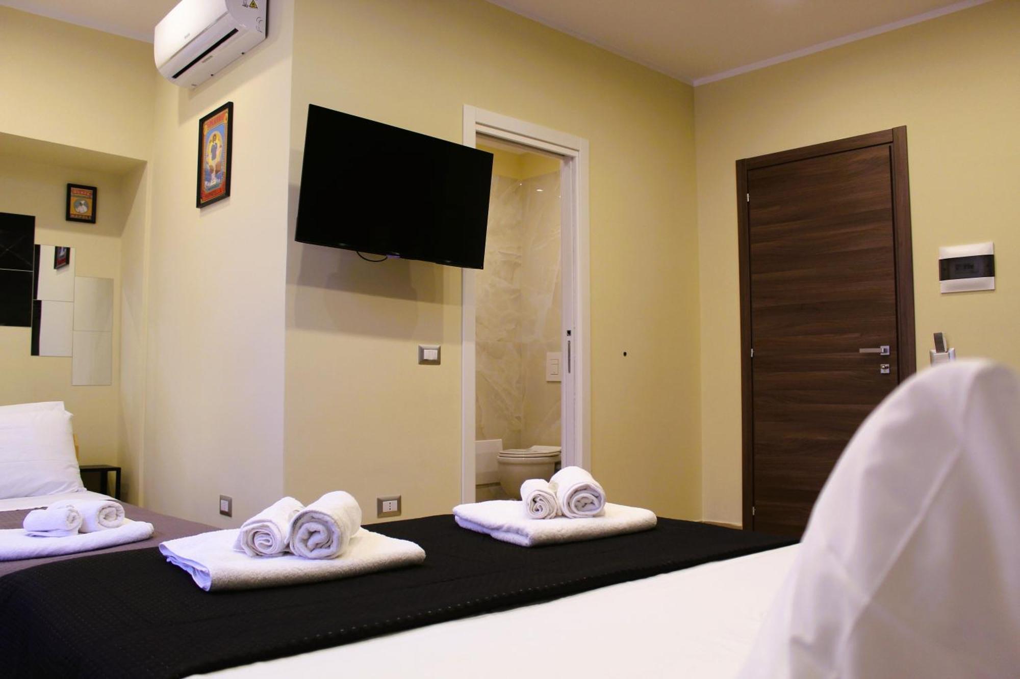 Blackwoody Contemporary Rooms - Napoli Centro Storico Via Toledo Екстериор снимка