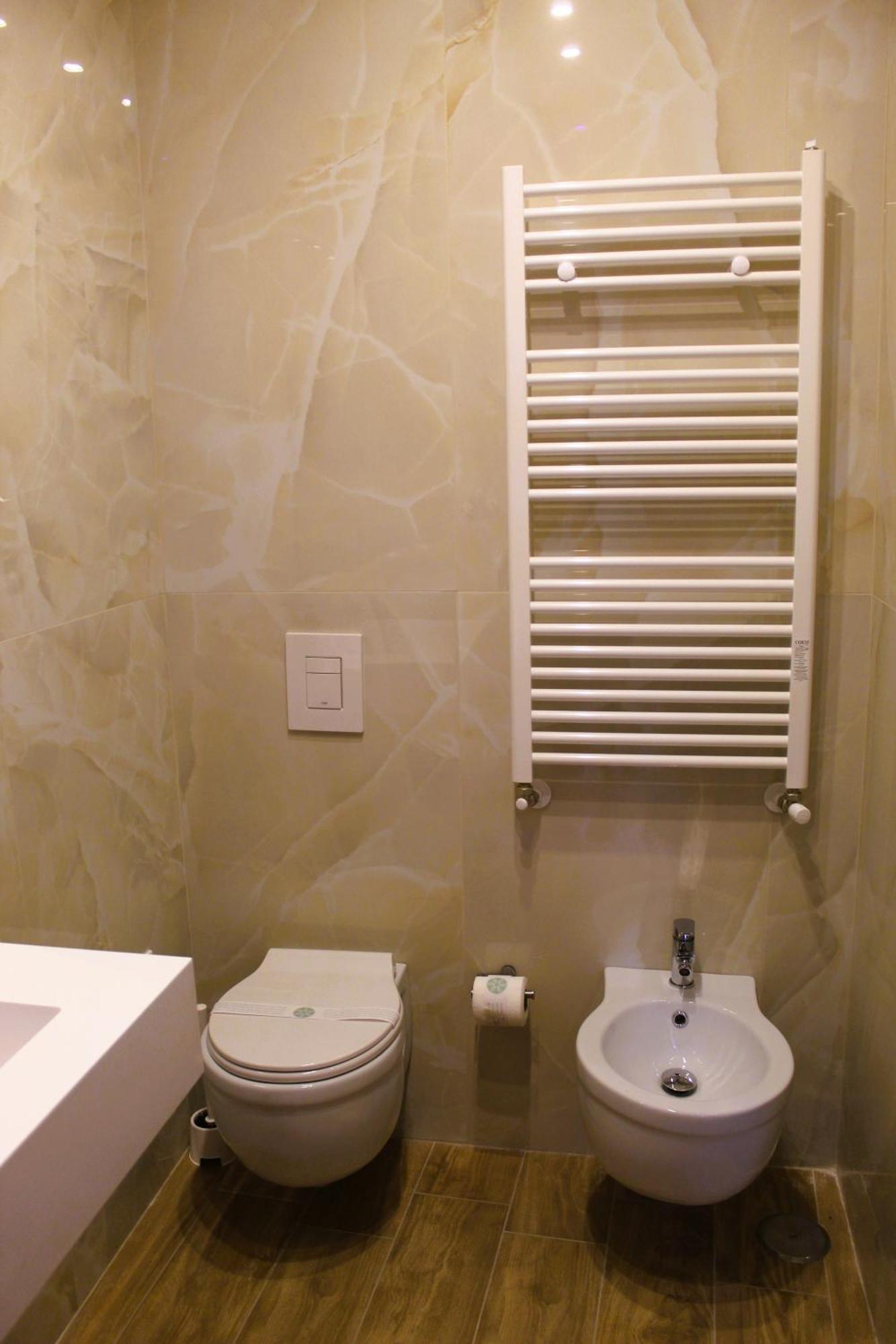 Blackwoody Contemporary Rooms - Napoli Centro Storico Via Toledo Екстериор снимка