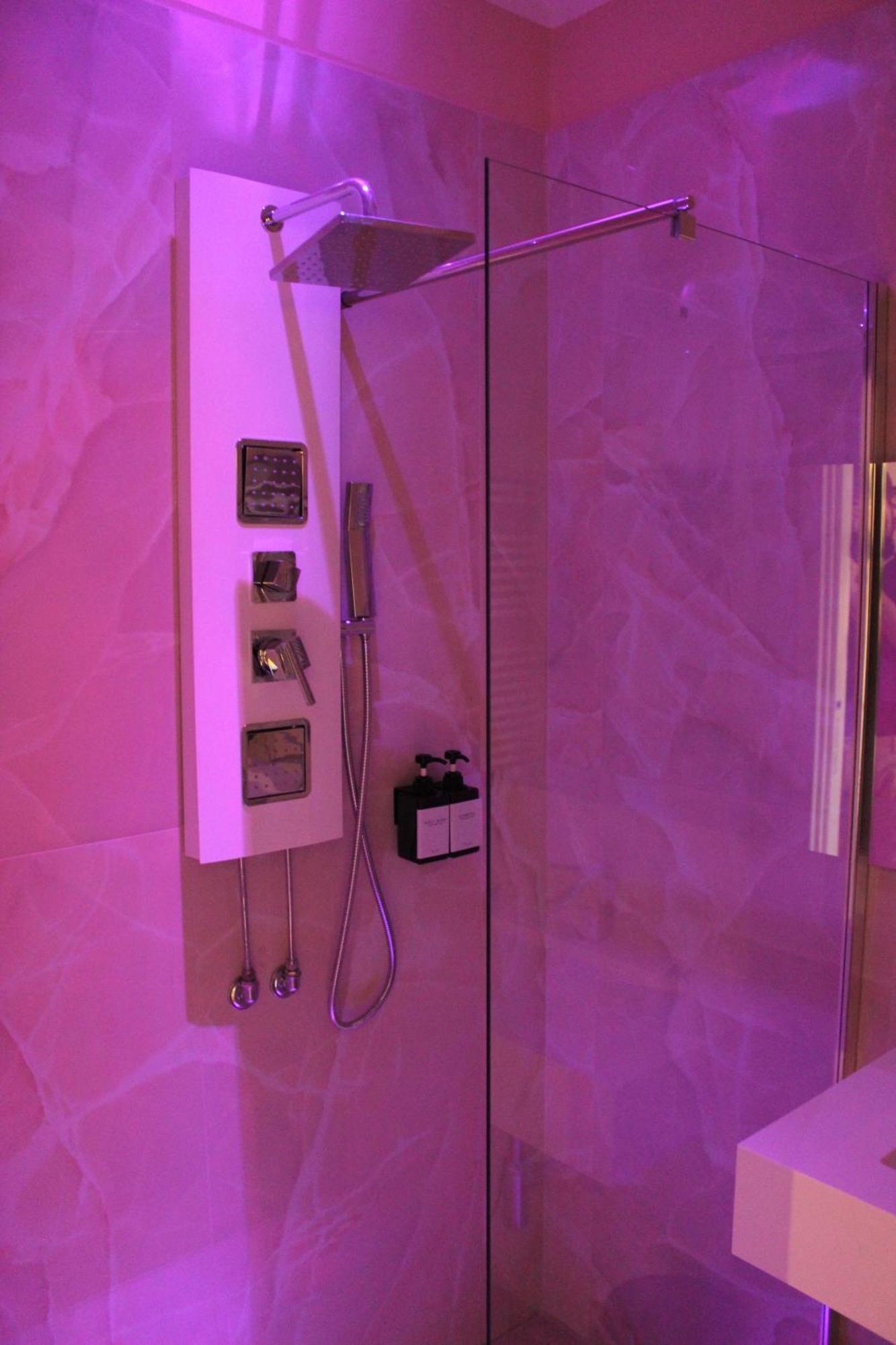 Blackwoody Contemporary Rooms - Napoli Centro Storico Via Toledo Екстериор снимка