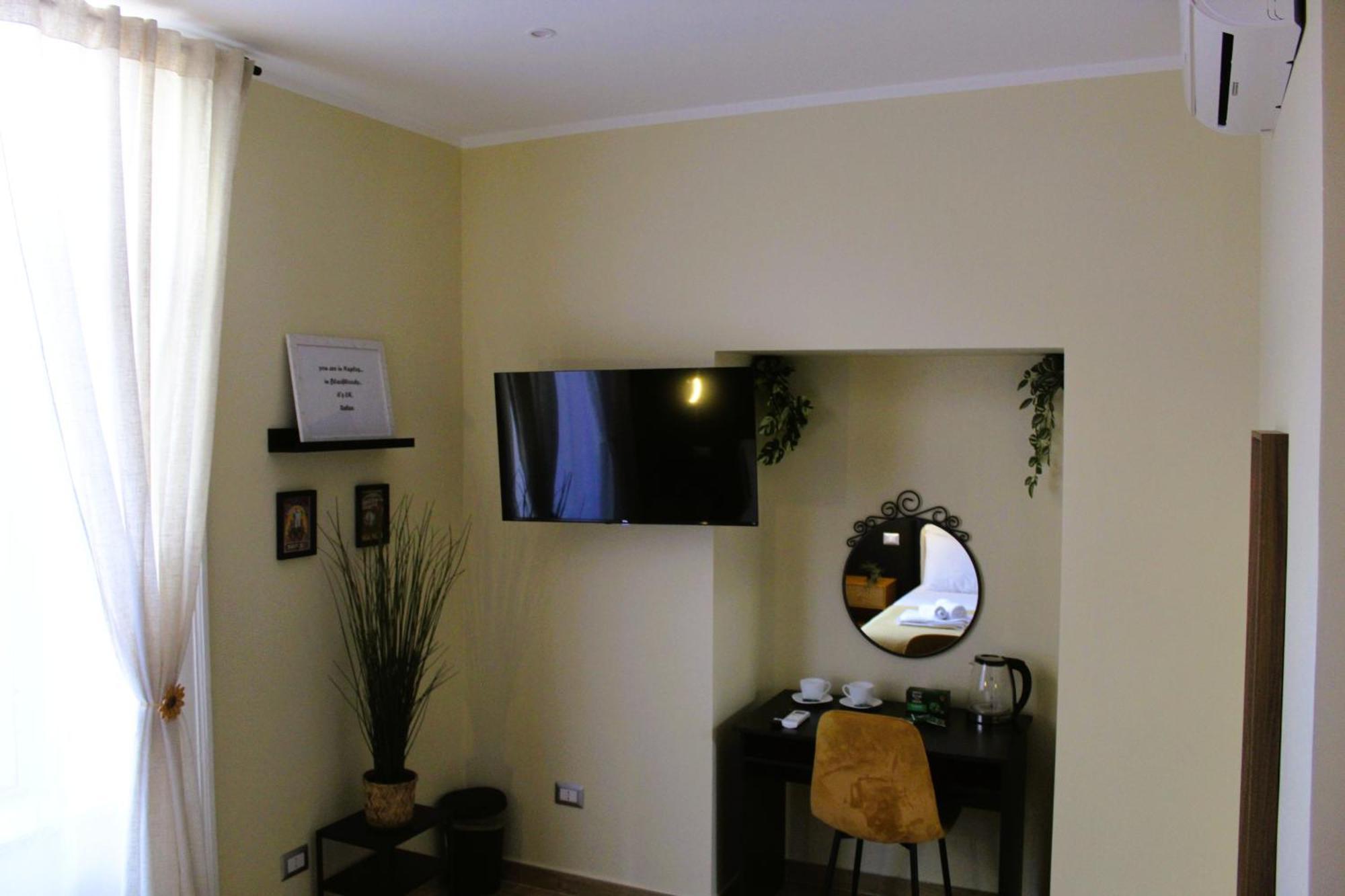 Blackwoody Contemporary Rooms - Napoli Centro Storico Via Toledo Екстериор снимка