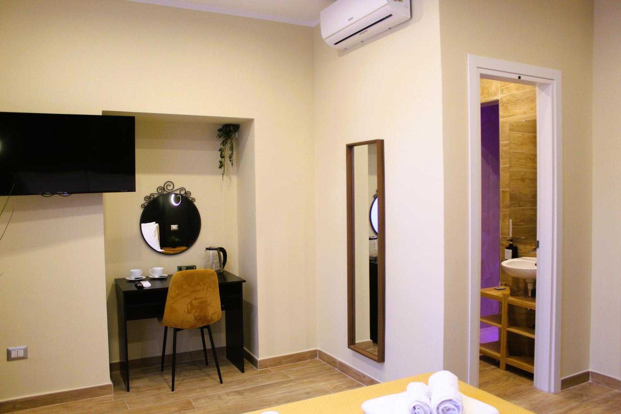Blackwoody Contemporary Rooms - Napoli Centro Storico Via Toledo Екстериор снимка